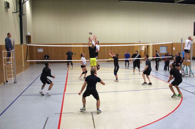 Volleyballturnier der Behörden 2017 Die Mannschaften des Polizeireviers und des Landratsamtes im Endspiel des Volleyballturniers der Behörden 2017