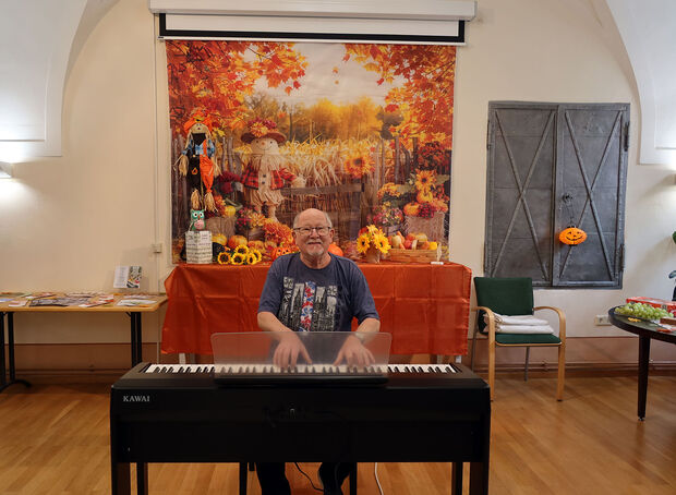 Mann spielt auf dem E-Piano während einer Veranstaltung