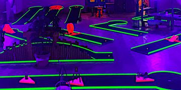 Minigolfbahnen mit grünem Licht eingerahmt