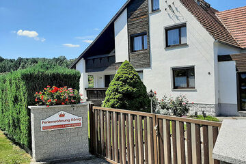 weißes Haus mit rotem Dach