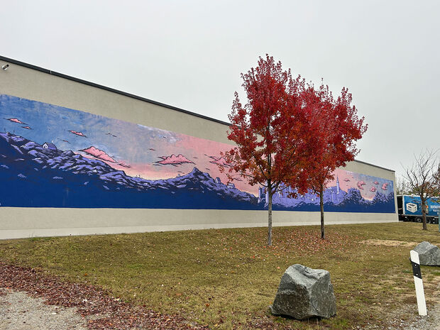 Marktkauf – Wandbild mit Stadtansicht gemaltes Wandbild in Blautönen mit Stadtansicht