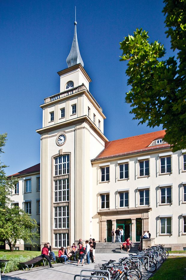Berufsakademie- helles Gebäude, mit Sicht auf eine Art Schulturm (der Berufsakademie)