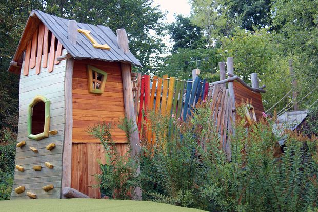 bunter Kinderspielplatz aus Holz