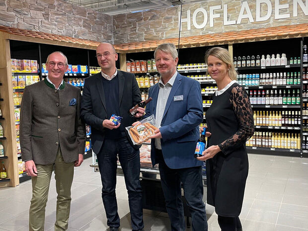 Hofladen im Marktkauf vier Personen stehen im Hofladen und halten regionale Produkte in der Hand