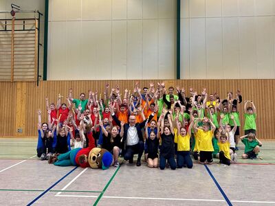 © Karsten Vogt mit Kindern und Erziehern der Dr. Gregor-Mättig-Grundschule, Stadtverwaltung