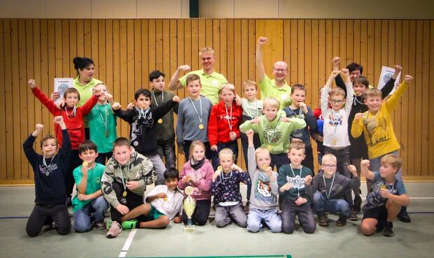 Siegerbild © Stadtverwaltung (Mitarbeiter v.l.n.r.: Nicole Mittasch, Hortleiterin; Lukas Volz, Erzieher; Marcel Wendler, Erzieher; Franziska Höfchen, Erzieherin)