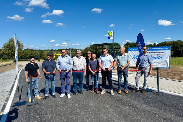 Freigabe Großwelkaer Straße auf der neuen Straße: Die beteiligten Akteure durchschneiden symbolisch das rote Band zur Eröffnung