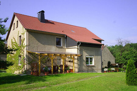 beigefarbenes Haus mit rotem Spitzdach