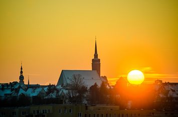 Sonnenuntergang über der winterlichen Altstadt von Bautzen mit Rathausturm und Dom St. Petri