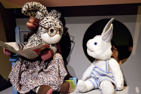 Kleiner weißer Hase mit Hasenmama - Handpuppen