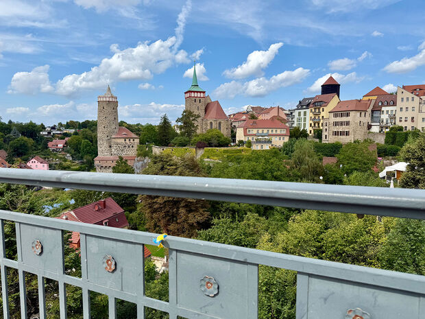 Geländer mit sichtbarem Rest von blau-gelbem Schleifenband