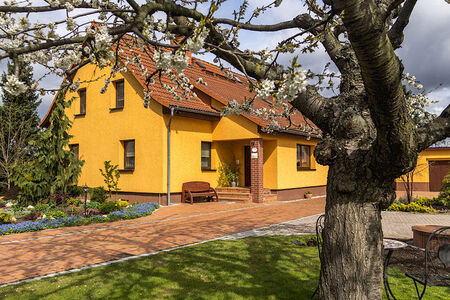 orangefarbenes Haus mit rotem Spitzdach