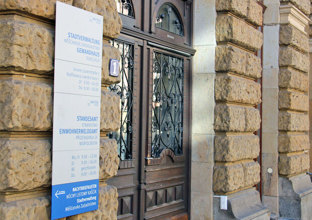 Gewandhaus Beschreibungsschild an der Hauswand