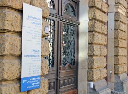 Gewandhaus Beschreibungsschild an der Hauswand