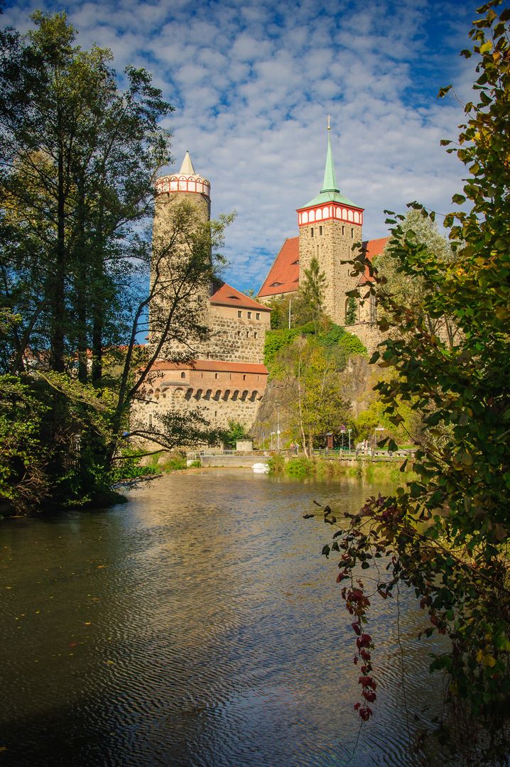 Blick zur Alten Wasserkunst und Michaeliskirche in Bautzen von der Spree aus