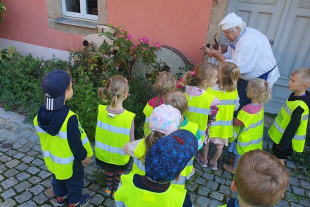 Herr Rachlitz gemeinsam mit den Kindern bei der ehemaligen Wassermühle © Stadtverwaltung