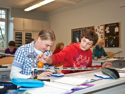 Schiller Gymnasium Zwei Schüler führen ein physikalisches Experiment durch