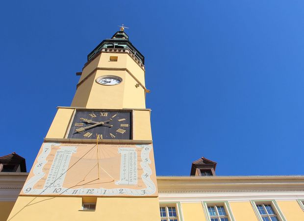Rathaus Rathausturm vor blauem Himmel