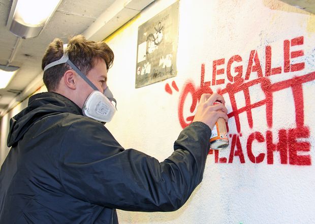 Sprayer Sprayer beim Grafitti sprayen