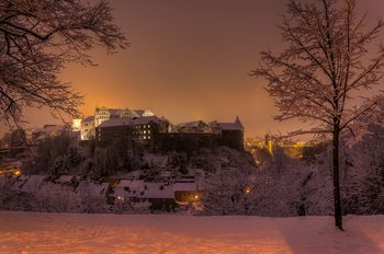 nächtliche Altstadt von Bautzen im Winter mit Ortenburg, Burgwasserturm und Alter Wasserkunst vom Protschenberg aus gesehen