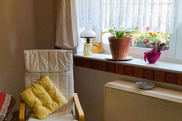 Schwingsessel vorm Fenster