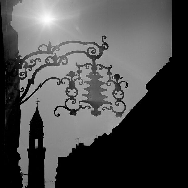 Fotografie von Rolf Dvoracek – Reichenstraße – Ausleger am Wohn- und Geschäftshaus Nr. 7/ Café »Budyšin« und Reichenturm. 1981