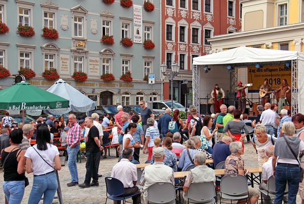 Besucher des Tages des oddenen Denkmals auf dem Hauptmarkt 