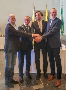 30 Jahre Partnerschaft mit Jelenia Gora und Jablonec Vier Männer in Anzügen reichen sich die Hände.