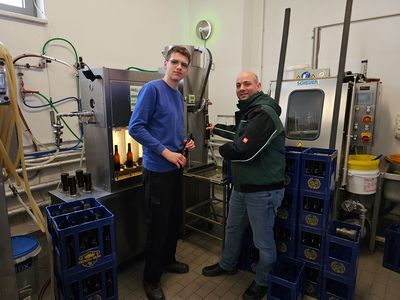 Berufspraktikumswoche 2023 bei Frenzel Bräu Braumeister Tobias Frenzel (rechts) mit einem Schüler in seiner Brauerei