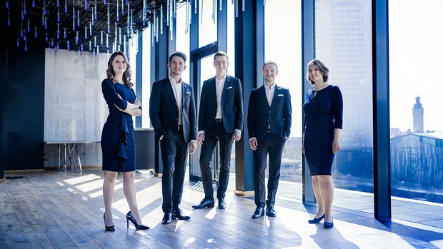 CALMUS-Ensemble Fünf Personen vor Fensterfassade