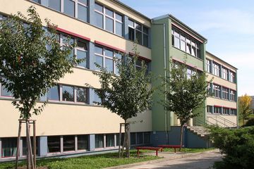 Gesundbrunnen Oberschule- Schrägansicht auf hell orangenes Gebäude