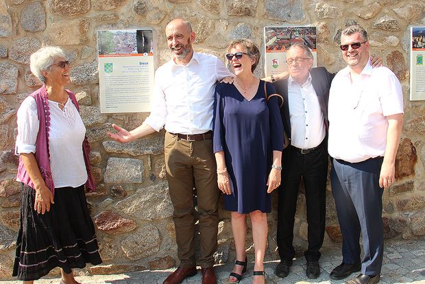 Einweihung des Platzes der Partnerstädte Oberbürgermeister Ahrens steht mit den Gästen aus Dreux stehen vor den Informationstafeln