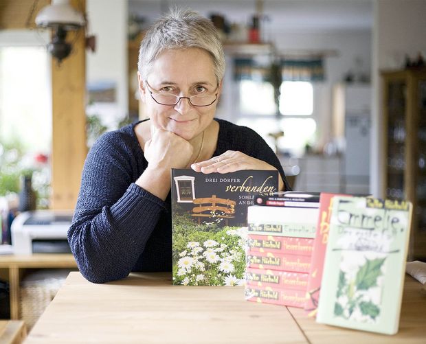 Silke Hörhold Silke Hörhold mit ihren Büchern am Tisch sitzend