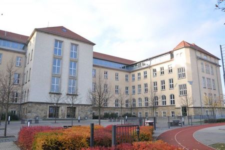 Sorbische Oberschule- helles Gebäude mit Ziegeln als untere Gebäudemauer
