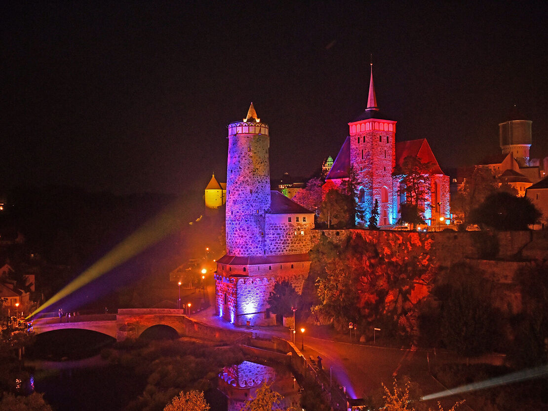 Altstadtfestival 2018 angestrahlte Wasserkunst und Michaeliskirche