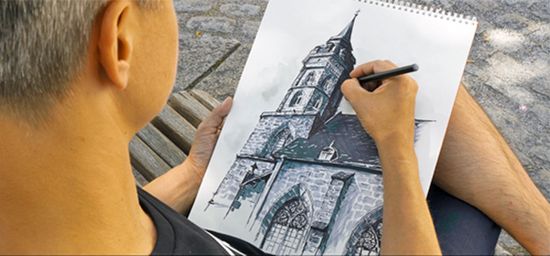Zeichner Mann zeichnet Kirche