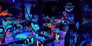 In blaues Licht getauchter Raum 