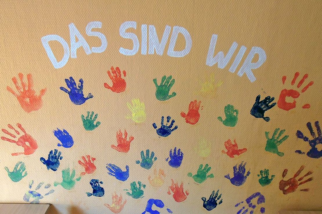 kinderkrippe-weigang-wand-mit-handabdruecken