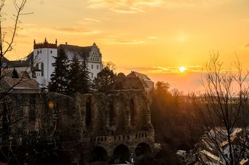 Sonnenuntergang an der Bautzener Ortenburg mit Ruine der Nicolaikirche