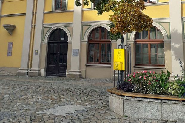 gelber Wunschzettel-Briefkasten vorm Rathaus