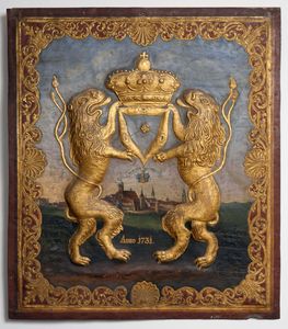 Ein rechteckiges Schild aus Metall. darauf wurde die Ansicht der Satdt Bautezn aus der ferne gemalt. Im Vordergrund stehen als Relief aufrecht zwei goldene Löwen, die in ihren Vorderpfoten eine goldene Krone über die Stadt halten. Es ist das Wappen der Tuchmacher aus 1731.