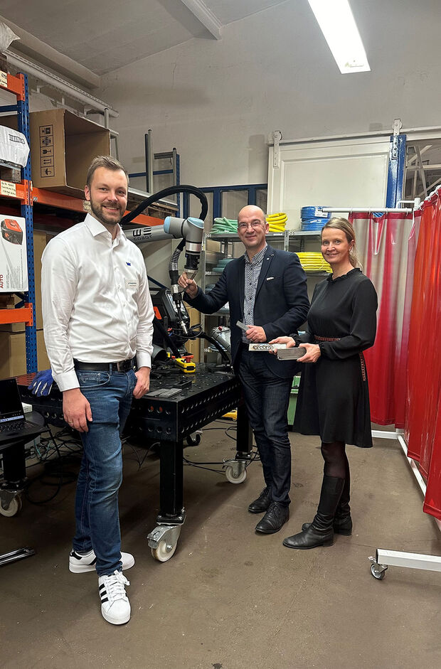 Wocken Industriepartner GmbH drei Personen stehen vor einer Maschine