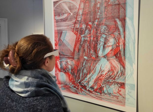 Philosophisch-mathematische Erquickstunden Eine Besucherin schaut mit einer 3D Brille auf eine für 3D-Ansicht umgewandelte Grafik.