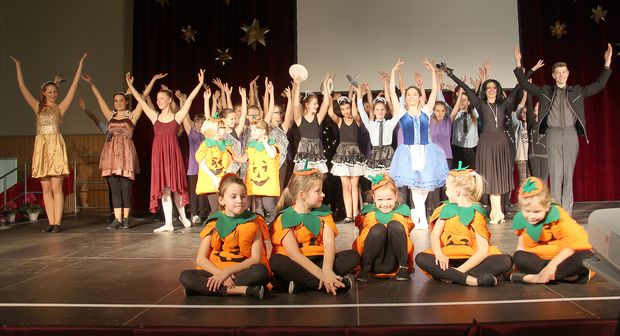 Seniorenweihnachtsfeier Programmpunkt- Tänzerinnen und Tänzer verbeugen sich