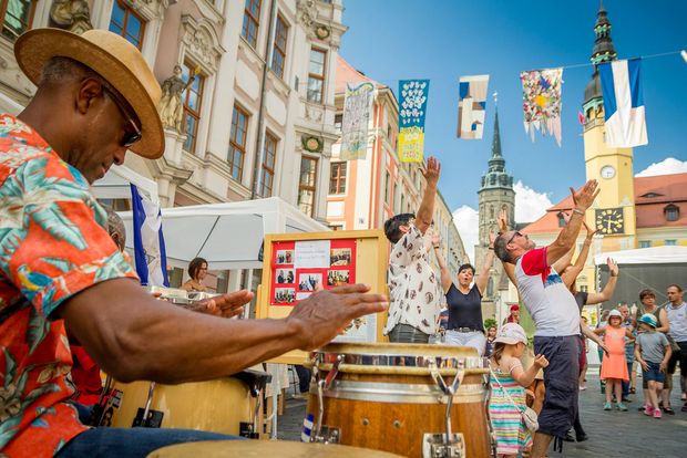 Straßenmusiker auf der Inneren Lauenstraße feiern den Tag der Vereine