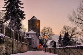 Winterabend Am Zwinger in Bautzen mit Blick auf den Nicolaiturm