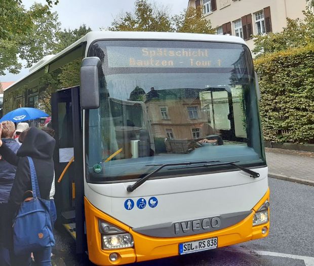 Bus hält an, Mensch steigen ein