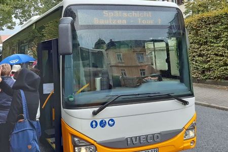 Bautzener Spätschicht Bus hält an, Mensch steigen ein
