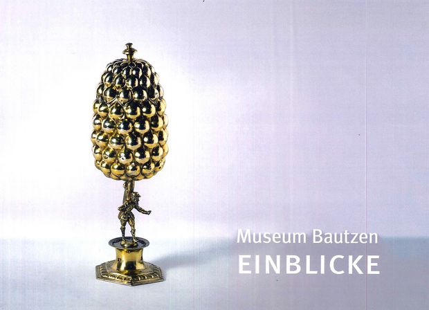 Titel Publikation „Museum Bautzen. Einblicke“ goldenen Statur auf weißen Untergrund