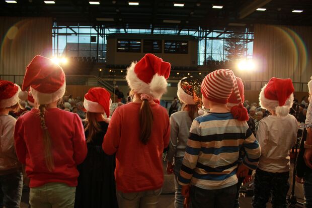 Kinderchor bei der Seniorenweihnacht Kinderchor bei der Seniorenweihnacht